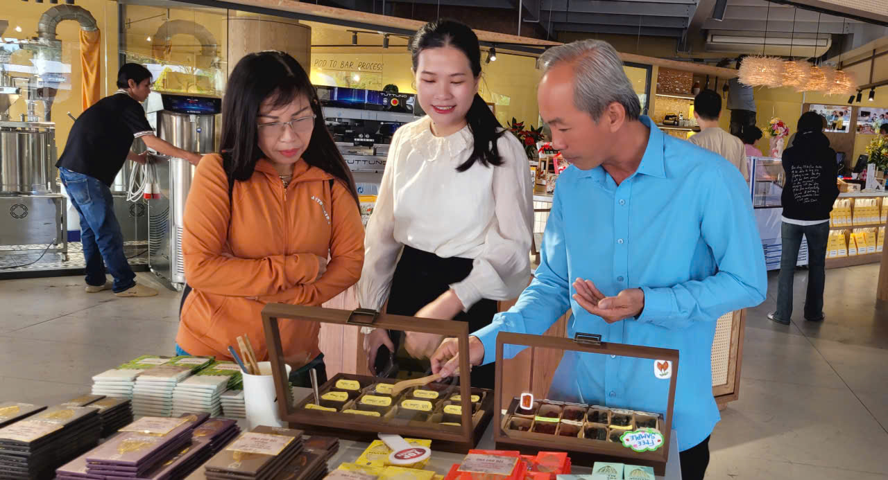 Khách hàng tham quan gian hàng trưng bày các sản phẩm sôcôla của công ty TNHH Ca cao Xuân Ron Chợ Gạo