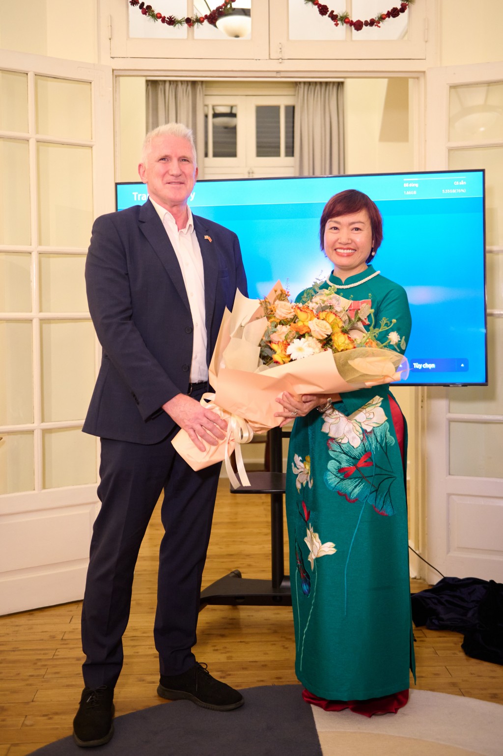 Ông James Shipton, Giám đốc Hội đồng Anh tại Việt Nam tặng hoa chúc mừng bà Cao Thị Ngọc