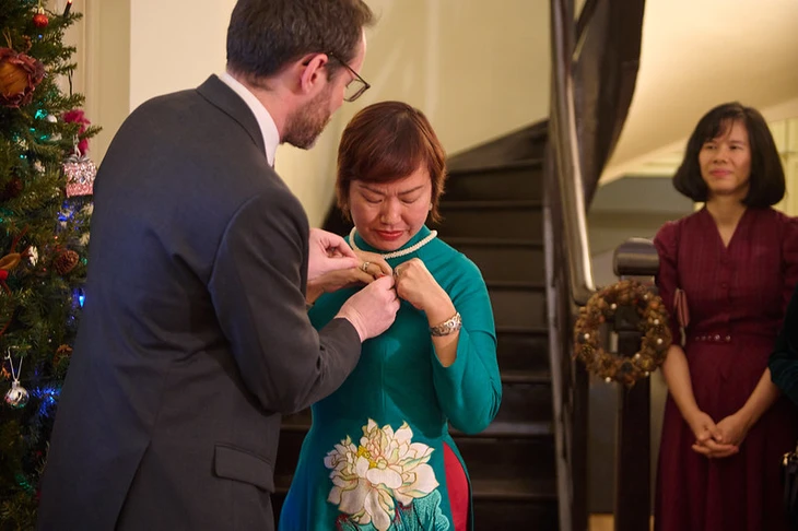 Phụ nữ đầu tiên tại Việt Nam được phong tặng danh hiệu MBE của Hoàng gia Anh