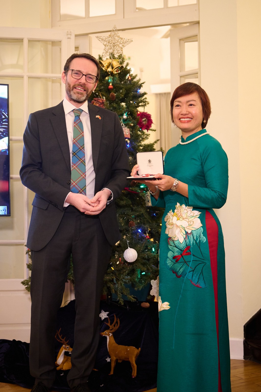 Đại sứ Anh tại Việt Nam Iain Frew trao huân chương MBE cho bà Cao Thị Ngọc Bảo