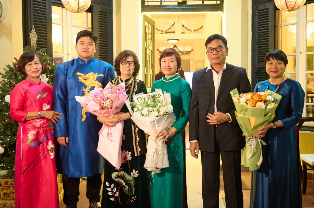 Gia đình và đồng nghiệp chúc mừng bà Cao Thị Ngọc