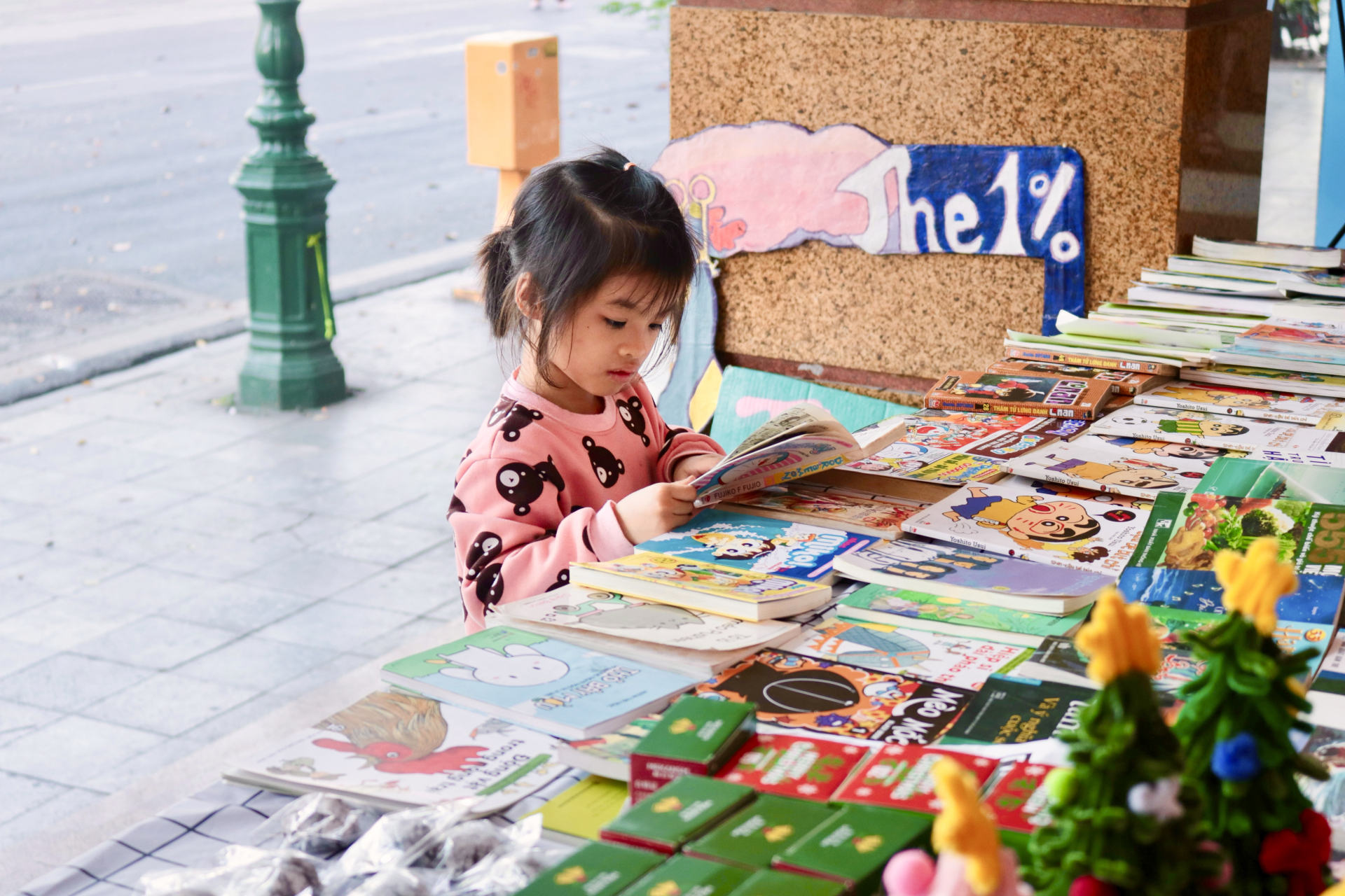 Em nhỏ hứng thú với các đầu sách được bày bán tại MỌT 2025: Vọng Miên