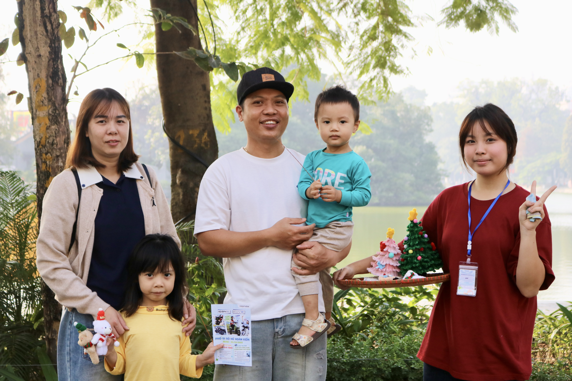 Khách hàng vui vẻ khi mua những món hàng ủng hộ sự kiện MỌT 2025: Vọng Miên