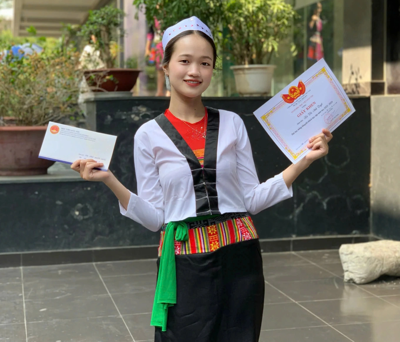 Nữ thủ khoa người Mường và giấc mơ “đi để trở về”