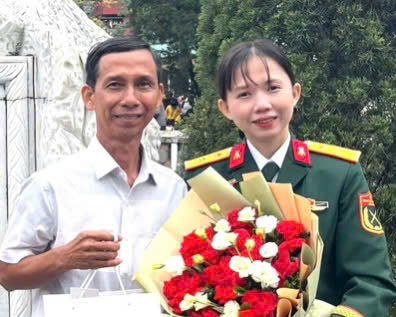 Niềm vui của Thanh Thoại cùng người thân trong lễ nhận bằng tốt nghiệp