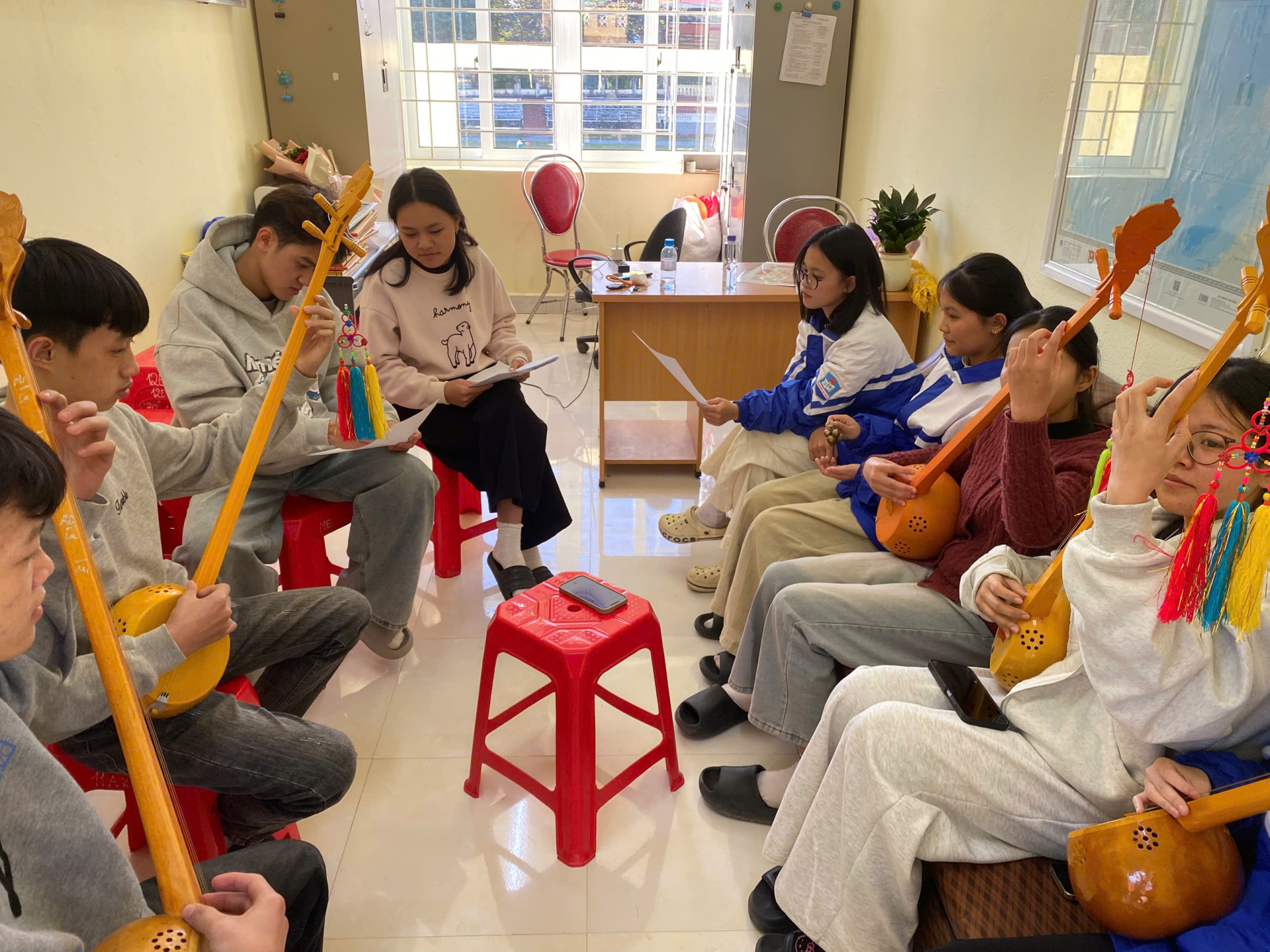 Các em học sinh trường THPT Thạch An, tỉnh Cao Bằng cùng nhau luyện tập cách phát âm tiếng Tày và hát then, đàn tính sau mỗi buổi học chiều.