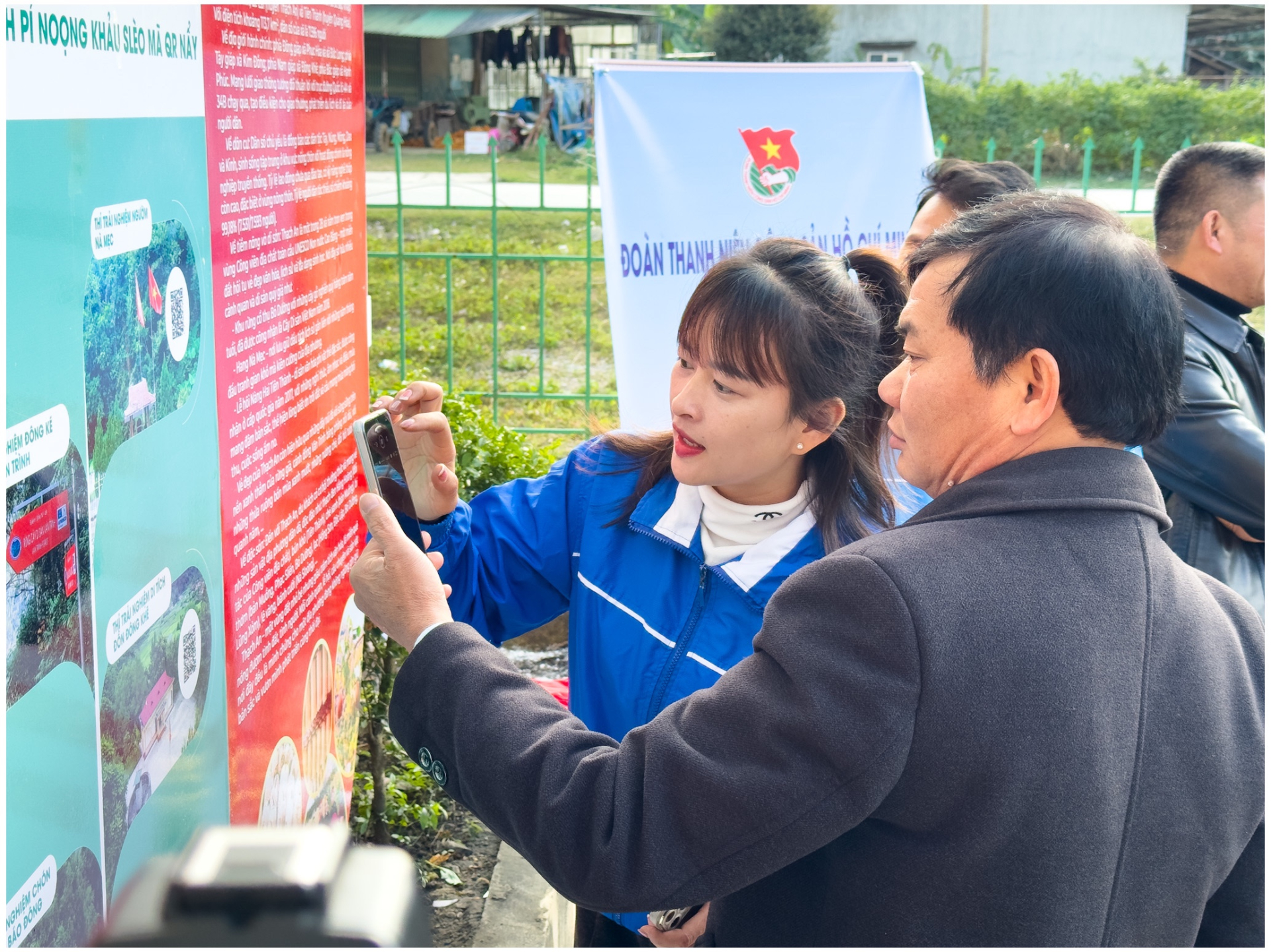 Cán bộ Đoàn TNCS Hồ Chí Minh xã Thạch An hướng dẫn du khách quét mã QR dẫn đến các video giới thiệu khái quát về xã Thạch An, các điểm di sản và tuyến trải nghiệm 