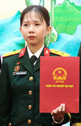 Trần Thị Thanh Thoại nhận bằng tốt nghiệp ngày 25/12/2025 