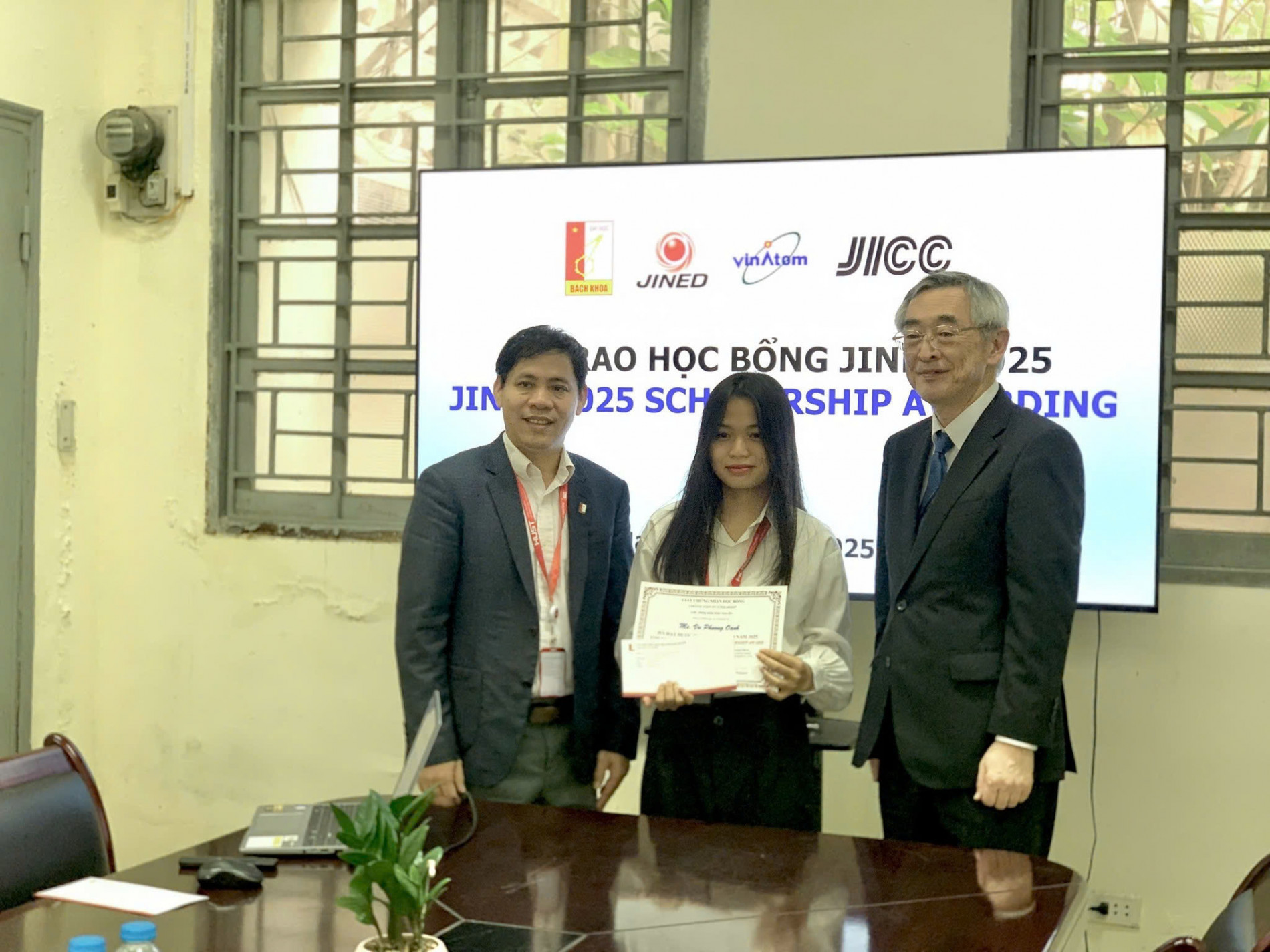 Sinh viên Vũ Thị Phương Oanh, K67 ngành Vật lý Y khoa, ĐH Bách khoa Hà Nội nhận Giấy khen từ đại diện Công ty JINED và lãnh đạo Khoa Vật lý Kỹ thuật