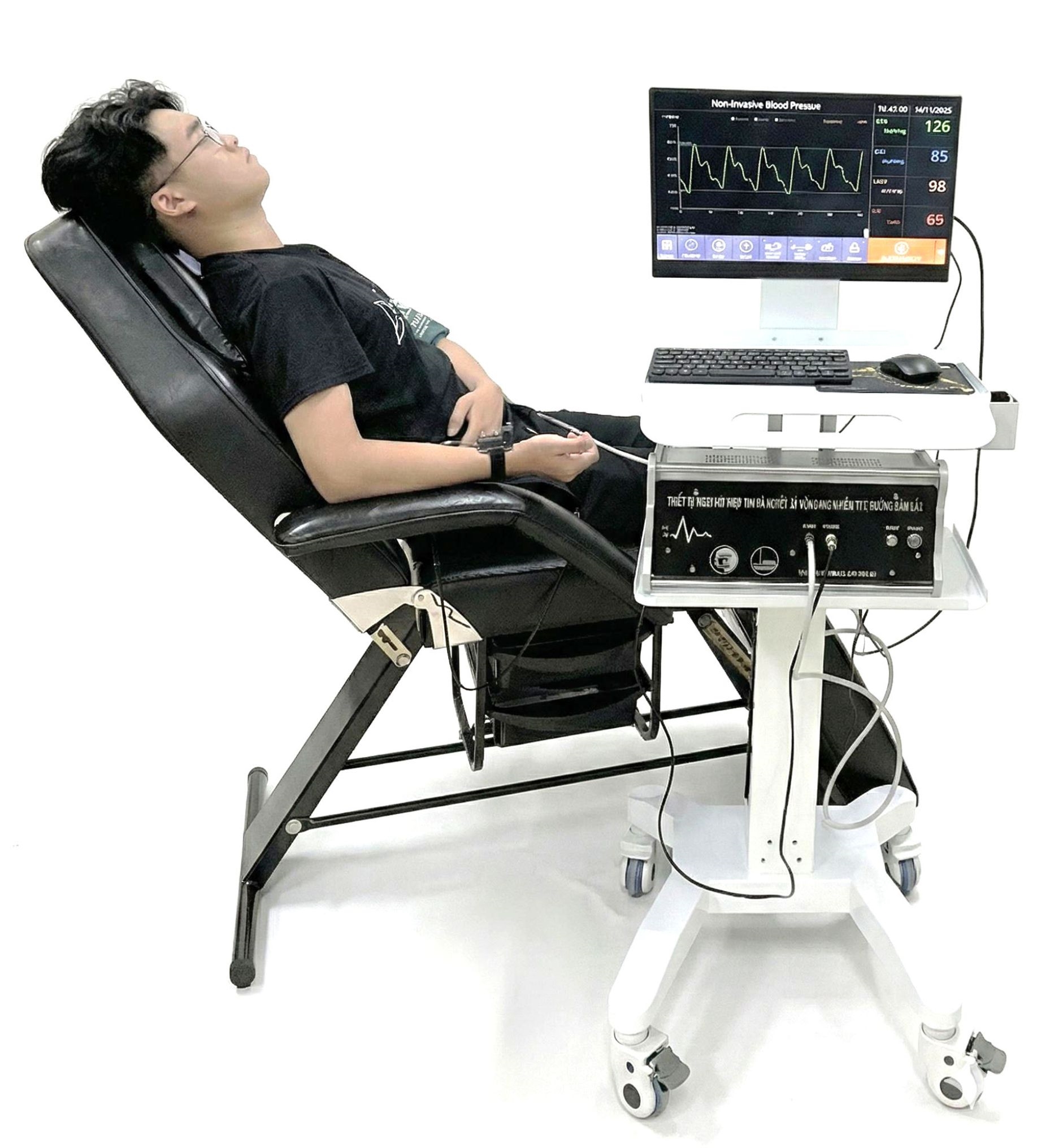 Làm chủ chuỗi công nghệ “made in Vietnam” chế tạo thiết bị đo huyết áp, theo dõi nhịp tim 