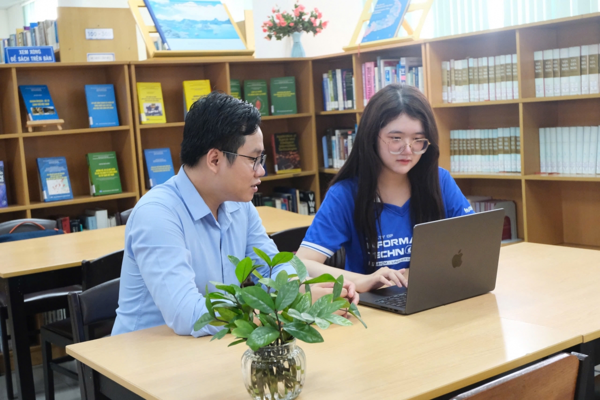 Sinh viên Võ Ngọc Minh Anh và TS Lê Duy Tân giảng viên Khoa Công nghệ thông tin, Trường Đại học Quốc tế (Đại học Quốc gia TP.HCM) (ảnh: NVCC)