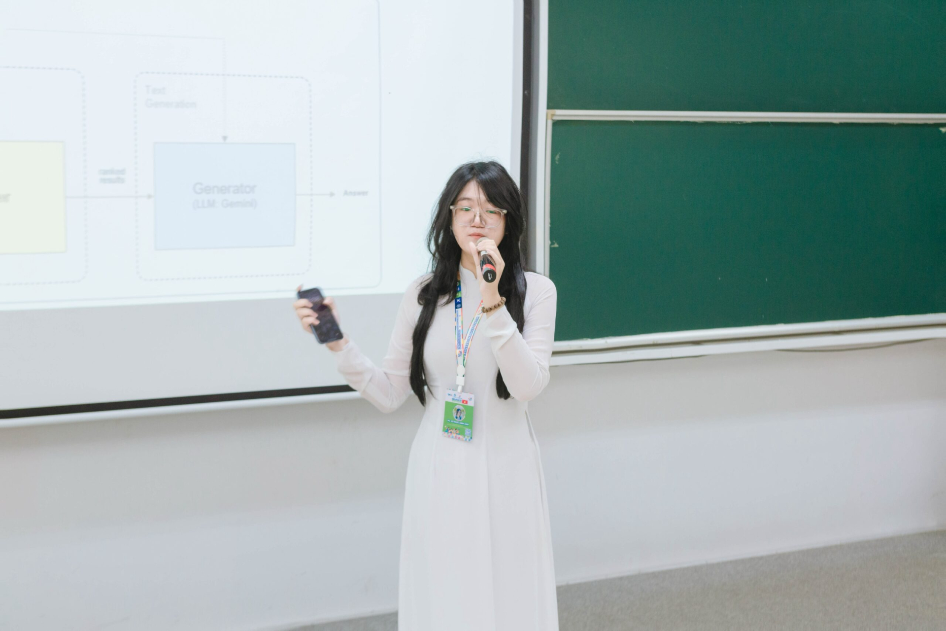 Võ Ngọc Minh Anh báo cáo trong diễn đàn sinh viên khoa học quốc tế năm 2024 (ảnh: NVCC)1