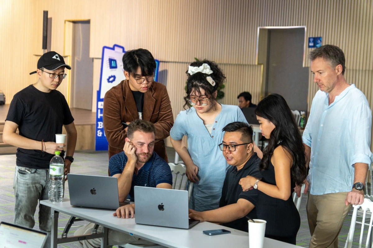 Minh Anh (áo xanh, ở giữa) trong cuộc thi AI Hackathon 2025, nữ sinh đạt giải nhì trong cuộc thi này (ảnh: NVCC)