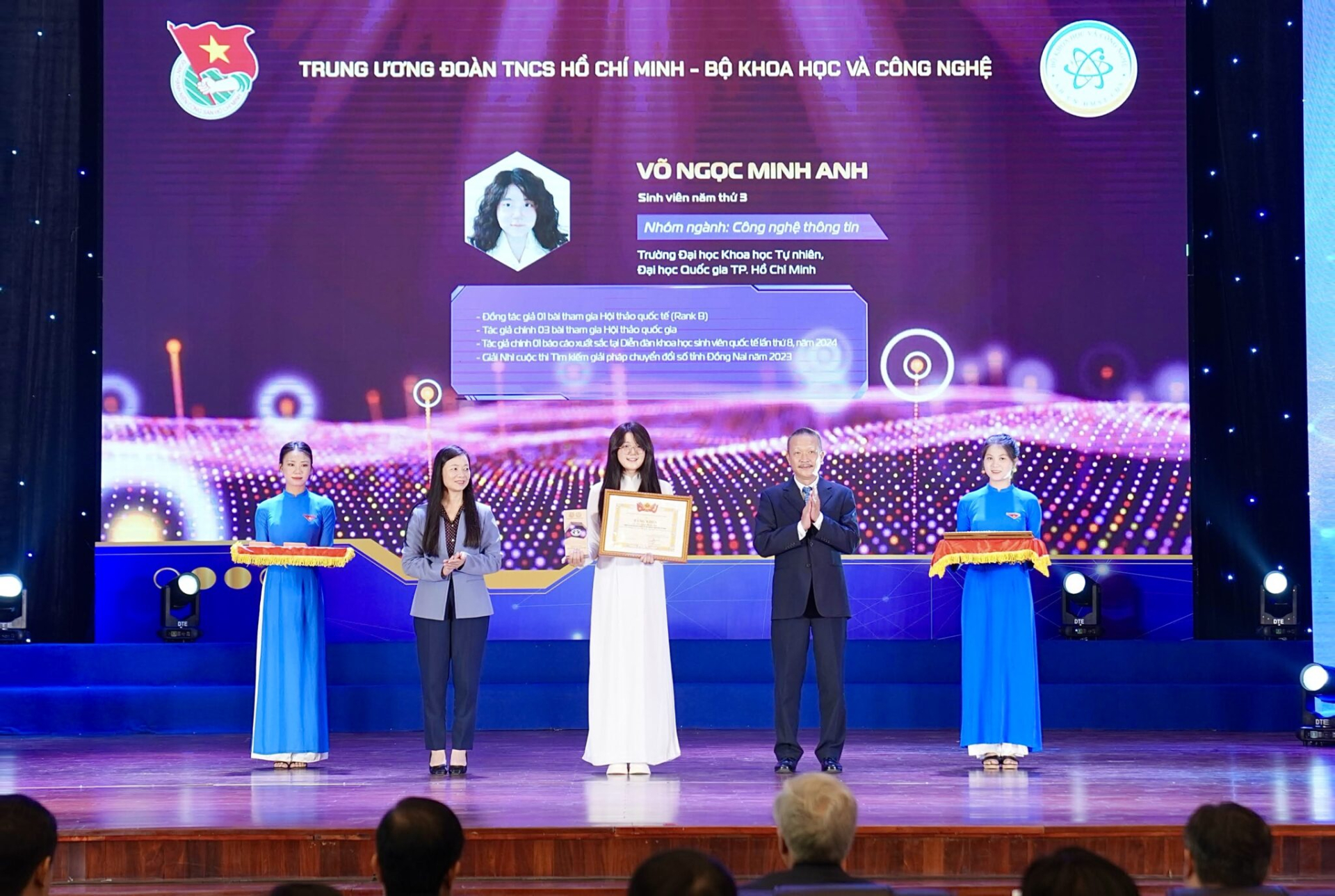 Minh Anh nhận Giải thưởng Nữ sinh Khoa học Công nghệ Việt Nam năm 2025