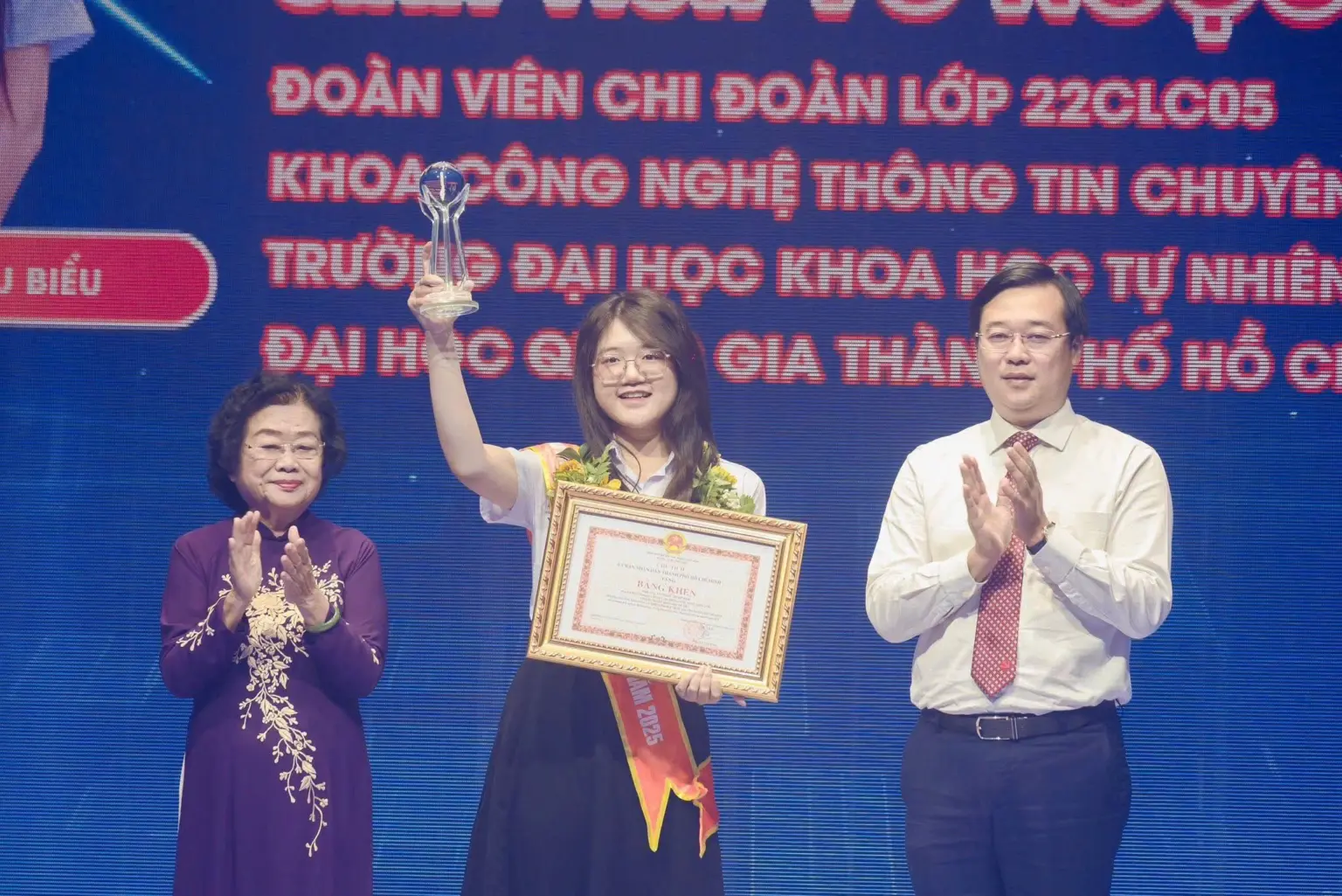 Võ Ngọc Minh Anh trong buổi lễ nhận danh hiệu Công dân trẻ tiêu biểu TP.HCM năm 2025