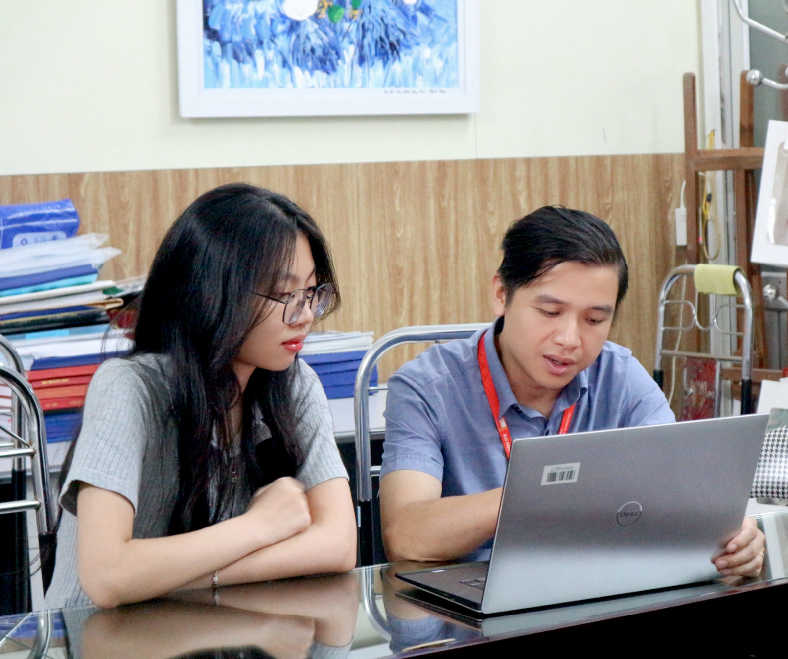 TS. Phan Duy Nam, giảng viên Khoa Dệt May - Da giày và Thời trang, Trường Vật liệu, ĐH Bách khoa Hà Nội hướng dẫn sinh viên Lê Thanh Chúc NCKH