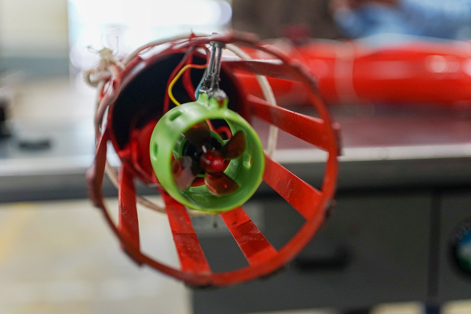 Phao cứu sinh có phần chân vịt được bao bọc hoàn toàn trong lồng bảo vệ dạng ống đạo lưu