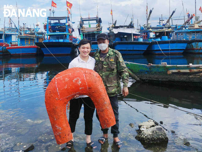 Các sinh viên của nhóm nghiên cứu thử nghiệm sản phẩm tại âu thuyền Thọ Quang