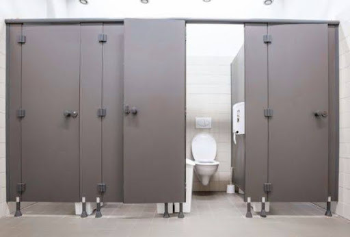 Nên chọn vách ngăn vệ sinh Compact HPL hay kính cường lực