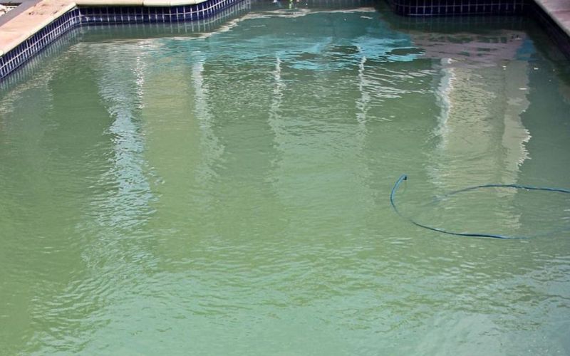 Cặn bẩn xuất hiện ở bể bơi ảnh hưởng thẩm mỹ