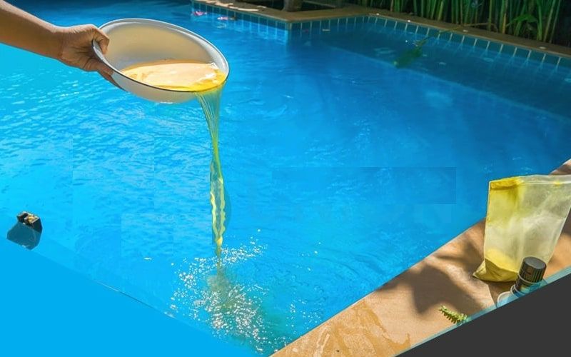 Châm hóa chất trợ lắng bể bơi