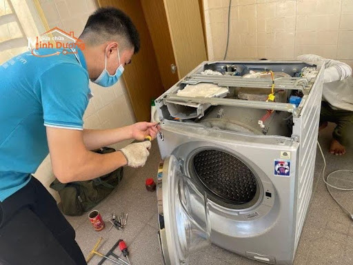 Kỹ thuật viên Minh Dương Fix đang kiểm tra tổng thể máy giặt lồng ngang cho một gia đình tại khu đô thị cao cấp ở Hà Nội.