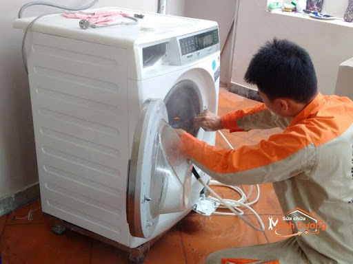 Lớp cặn bẩn, nấm mốc ẩn sau lồng giặt được đội ngũ Sửa Chữa Minh Dương bóc tách và xử lý triệt để bằng máy xịt áp lực cao.