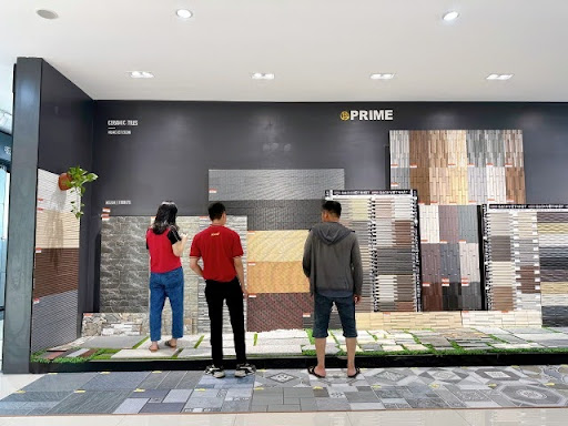 Khách hàng mua sắm gạch sân vườn tại Minh Hải Plaza