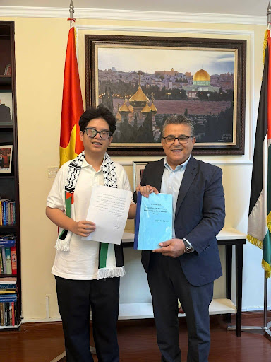 Những ngày này ngoài tham dự những sự kiện với Timor-Leste, Duy Anh đã trao tặng bản thảo sách lịch sử Trung Đông đầu tay dày 300 trang cho ông Saddi Salama, Đại Sứ Palestine tại Việt Nam để xin hỗ trợ thẩm định xuất bản, đồng thời cậu bàn giao bức thư tay lời thăm hỏi nhờ Đại Sứ chuyển tiếp đến ngài Mahmoud Abbas, Tổng Thống nhà nước Palestine (12/6) - Ảnh: NVCC.