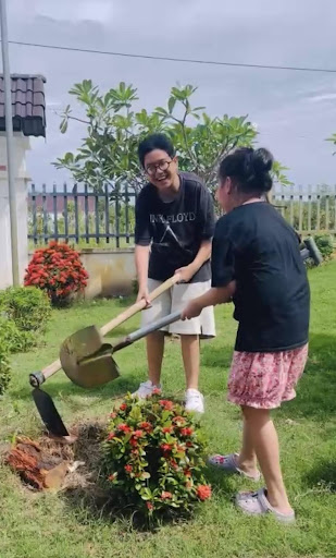 Thái Duy Anh và em gái Thái Nguyễn Quỳnh Anh trong 1 dịp trồng cây thực địa để lên ý tưởng phát động chiến dịch - Ảnh: NVCC