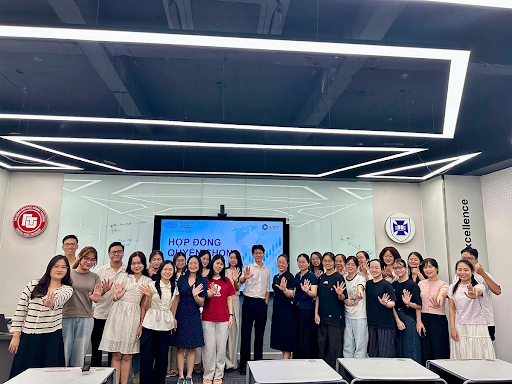 Ông Trần Sơn Tùng cùng học viên sau buổi báo cáo chuyên sâu về hợp đồng tương lai và quyền chọn tại Trường Đại học Ngoại thương, tháng 6/2026. Ảnh: SACT.