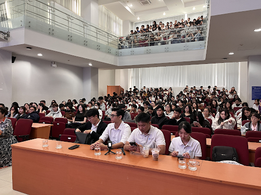 Không gian buổi báo cáo chuyên sâu về hợp đồng tương lai và quyền chọn tại Trường Đại học Ngoại thương. Ảnh: SACT.
