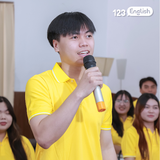   Ảnh 2: Sinh viên và các gia sư trao đổi về kinh nghiệm làm thêm, quản lý thời gian và những kỹ năng cần thiết trong môi trường làm việc.   