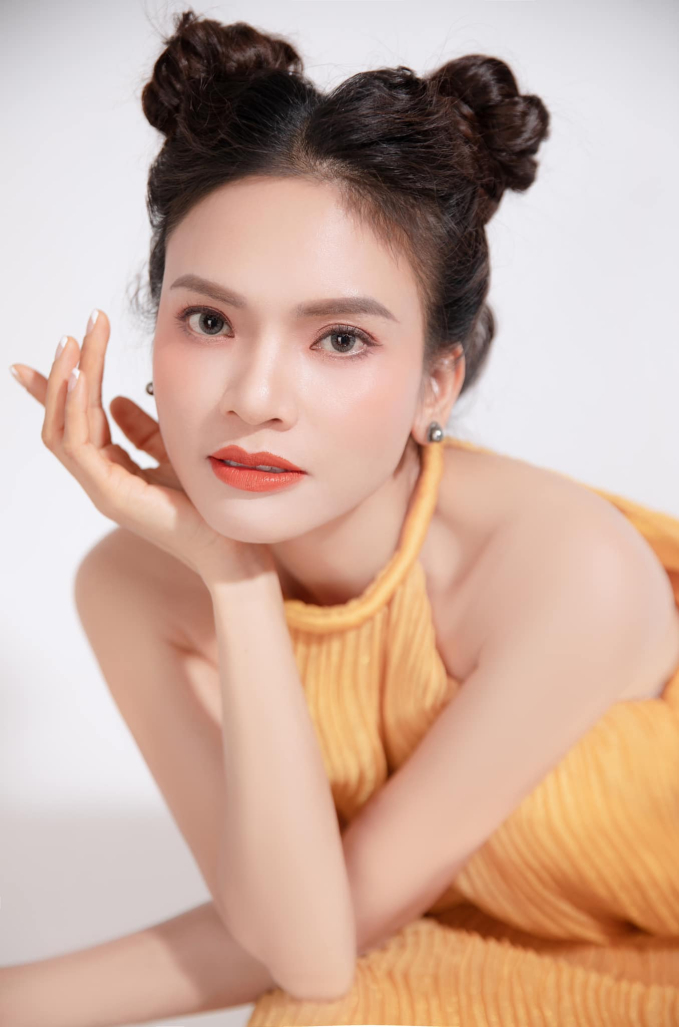 Ca sĩ Phạm Phương Thảo sinh năm 1982 tại Nghi Lộc, Nghệ An. Cô được khán giả biết đến sau khi tham gia Sao Mai điểm hẹn 2003.