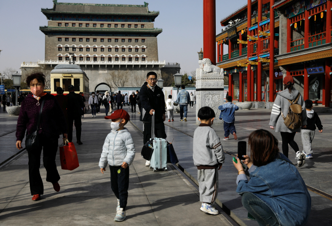 Dân số Trung Quốc đang giảm và già đi. Ảnh: Reuters