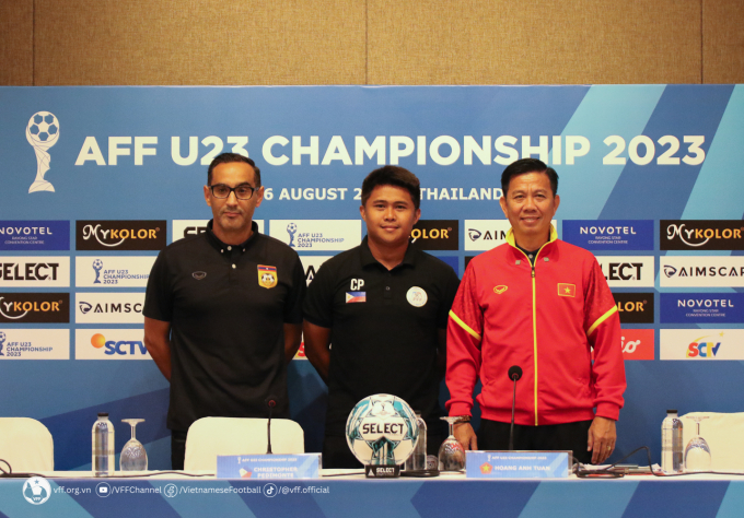 HLV Hoàng Anh Tuấn và HLV U23 Lào (trái), HLV U23 Philippines (giữa).