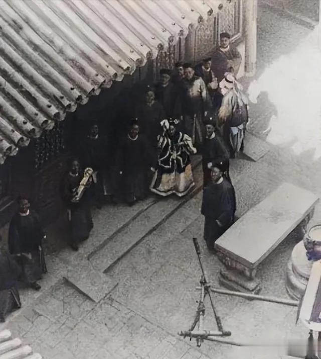   Đây là bức ảnh chụp lén Từ Hi Thái hậu. Khi phát hiện có một nhiếp ảnh gia bí mật chụp lén ở trên mái nhà, Từ Hi đã cầm một chiếc khăn tay giơ lên cao để che mặt.  