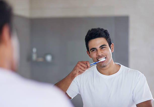 Có một triệu chứng xơ gan dễ nhận thấy khi đánh răng. (Ảnh minh họa)