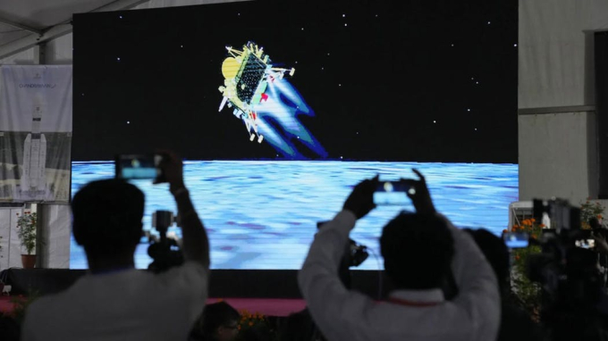 Khoảnh khắc nhiều người dân Ấn Độ chờ đợi cú đáp lịch sử của Trạm đổ bộ Vikram xuống bề mặt Mặt Trăng. Ảnh: News9