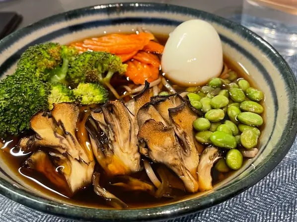 Mâm cơm của người Nhật Bản thường rất đa dạng thực phẩm. Ảnh: insider
