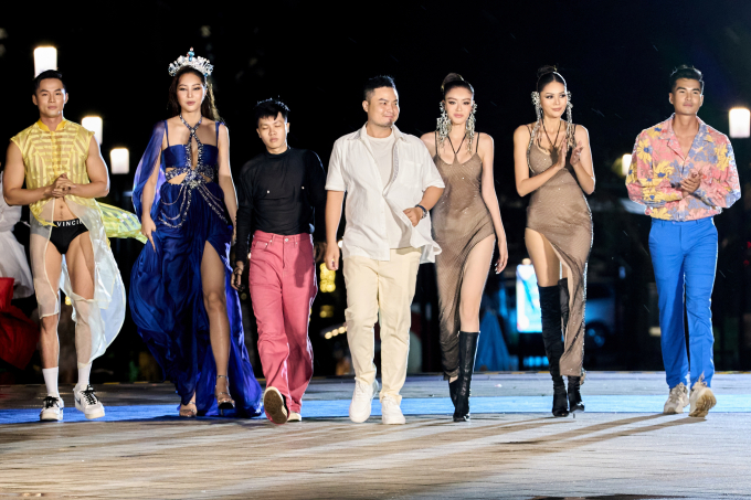 Tối qua (22/8), show diễn thời trang nằm trong khuôn khổ cuộc thi Hoa hậu Đại dương 2023 đã diễn ra với sự quy tụ của nhiều nhà thiết kế, dàn hoa, á hậu, người mẫu... nổi tiếng của showbiz Việt. 