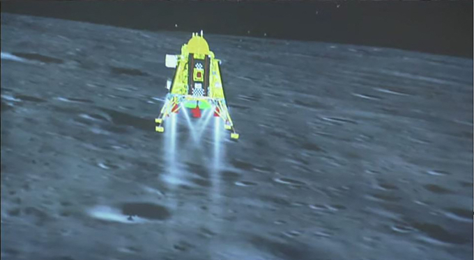 Cận cảnh thời khắc Trạm đổ bộ Vikram đáp xuống Mặt Trăng. Ảnh: IRSO