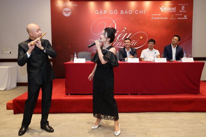 Nhạc trưởng Đồng Quang Vinh và ca sĩ Tố Hoa biểu diễn tại buổi gặp gỡ báo giới.