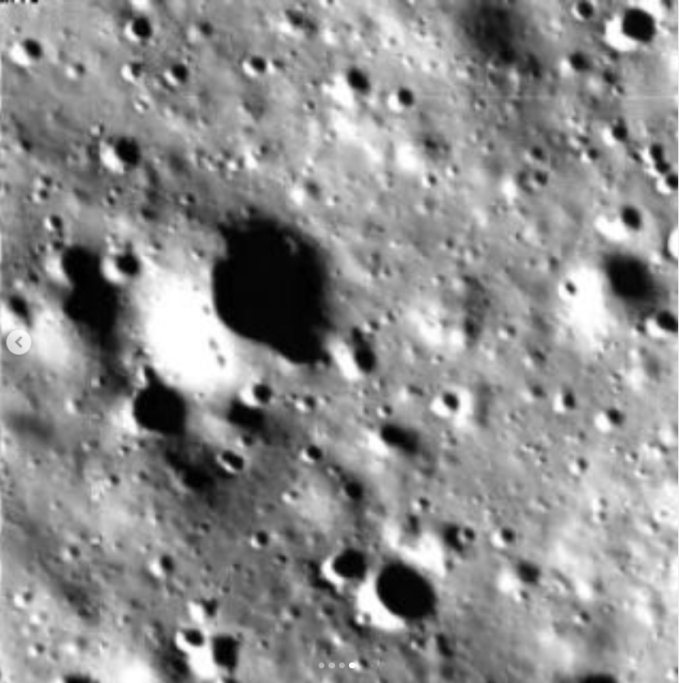 Những bức ảnh đã hé lộ hàng loạt đặc điểm địa chất, bao gồm những miệng hố va chạm khổng lồ bị bóng tối che khuất ở nhiều mức độ trên Mặt Trăng. (Ảnh: Instagram)
