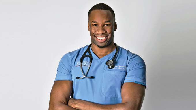 Tiến sĩ, bác sĩ Emeka Okorocha, người đang làm việc tại Dịch vụ Y tế Quốc gia Vương quốc Anh (NHS).
