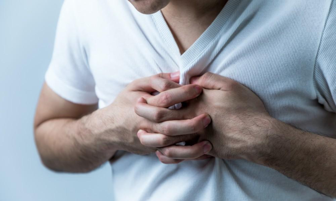 Đau ngực có thể cảnh báo động mạch tắc nghẽn do cholesterol cao. (Ảnh minh họa)