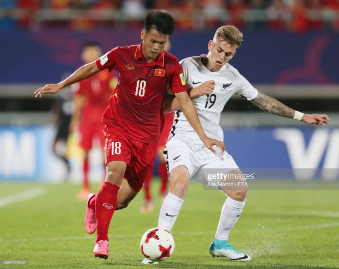 Trước đó, Dương Văn Hào (áo đỏ) từng được đánh giá là cầu thủ giàu tiềm năng sau khi cùng U20 Việt Nam dự U20 World Cup 2017.