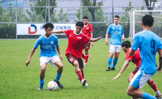 Các cầu thủ U16 PVF thi đấu đầy tự tin khi đối mặt với U16 Man City.