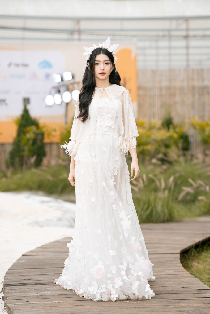 Sau khi giành ngôi á quân The Face 2023, Bâu Phương Vy được mời diễn mở màn cho bộ sưu tập của NTK Nguyễn Bảo Ngọc. Người đẹp gây ấn tượng với vẻ xinh xắn, dễ thương như công chúa.