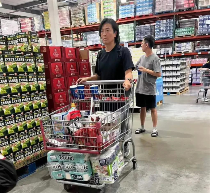 Trịnh Y Kiện sống lặng lẽ ở Nhật Bản, anh tự mình đẩy xe hàng đi mua sắm như những người dân bình thường khác